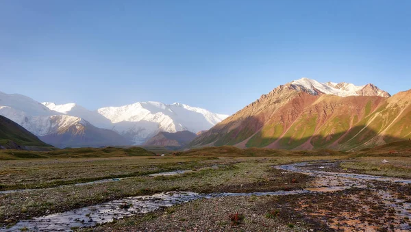 Mount Λένιν Φαίνεται Από Basecamp Στην Κιργιζία Λαμβάνονται Αυγούστου 2018 — Φωτογραφία Αρχείου