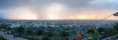 Sırasında Ağustos 2018 hdr içinde alınan bir günbatımı yağmur, Kazakistan Almatı manzarası