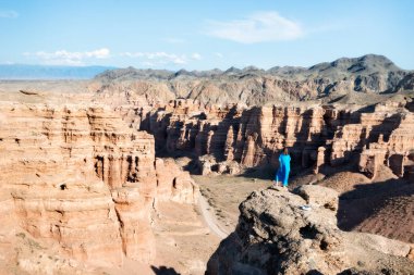 Çarın Kanyonu Güney Doğu Ağustos hdr içinde alınan 2018 yılında alınan Kazakistan'ın üzerinden izlerken kız