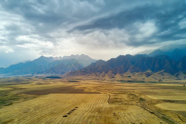 Fırtına görünümü doğru Kırgızistan Güney Kazakistan Ağustos hdr içinde alınan 2018 yılında çekilen '