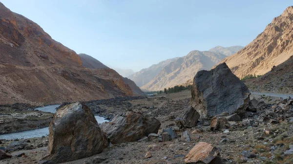 Ποταμού Κατά Μήκος Της Οδού Pamir Λαμβάνονται Στο Τατζικιστάν Αυγούστου — Φωτογραφία Αρχείου