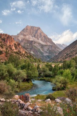 Fan dağ nehir ve taş kulübe, Tacikistan Ağustos hdr içinde alınan 2018 yılında alınan