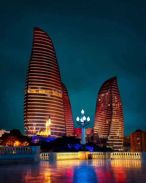 Bakü alev kuleleri ve Old Town, Azerbaycan, Ocak 2019 alınan