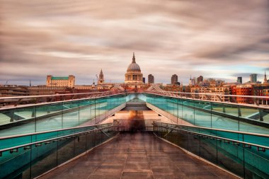 Millennium Köprüsü doğru çekilen ben St Paul Katedrali, Londra