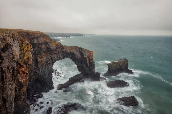 Zöld-híd természetes kő boltív South West Wales, nem hozott — Stock Fotó