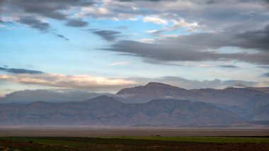Yol Güney Ocak ayında alınan İran'ın Zagros Dağları