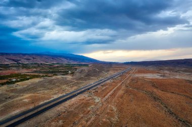 Yol Güney Ocak ayında alınan İran'ın Zagros Dağları