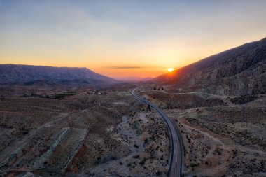 Yol Güney Ocak ayında alınan İran'ın Zagros Dağları