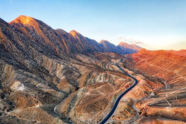 Yol Güney Ocak ayında alınan İran'ın Zagros Dağları