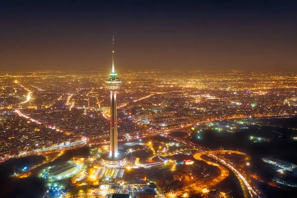 Milad turm in der nacht in Teheran, iran, aufgenommen im januar 2019 — Stockfoto