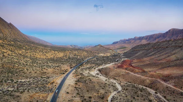 Straße durch das Zagros-Gebirge im Südiran im Januar aufgenommen — Stockfoto