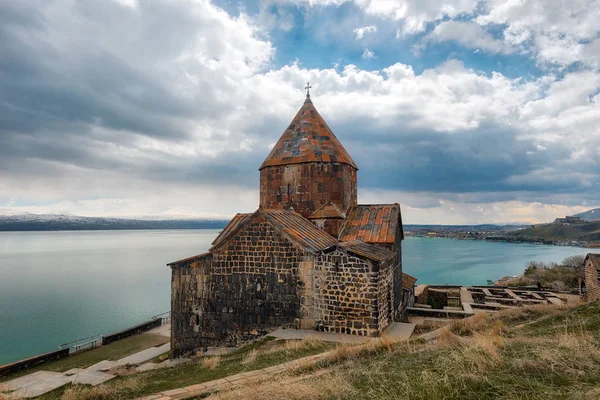 Monasterio Sevanavank en el lago Savan en Armenia, tomada en abril 201 — Foto de Stock