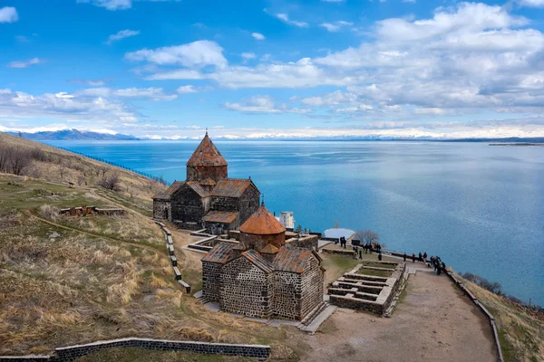 Sevanavank monastry aan het SAVAN-meer in Armenië, genomen in april 201 — Stockfoto