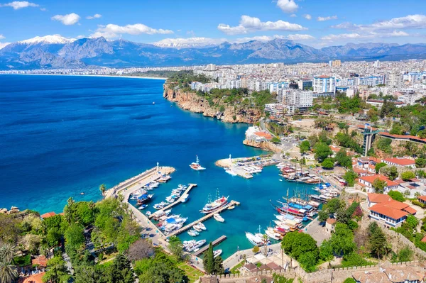 Antalya Harbor, Turecko, přijato v dubnu 2019 \ r\n "přijato v HDR — Stock fotografie