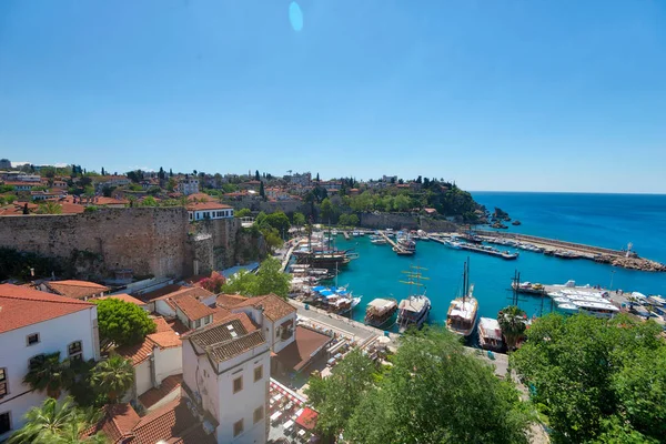 Antalya Harbor, Turkiet, som togs i april 2019 \ r\n ' tas i HDR — Stockfoto