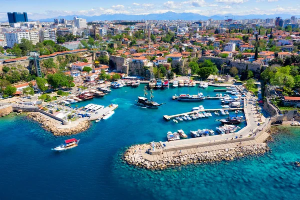 Antalya Harbor, Turkiet, som togs i april 2019 \ r\n ' tas i HDR — Stockfoto