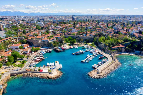 Antalya Harbor, Turkiet, som togs i april 2019 \ r\n ' tas i HDR — Stockfoto