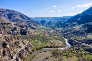 Dağ Nehri ve Yolu, Nisan 2019'da çekilen\r\n' hdr alınan