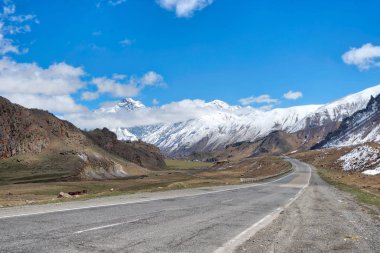 E117 Gürcistan'da Kuzey'e Giden Gergeti Trinity Kilisesi'ne yakın bir