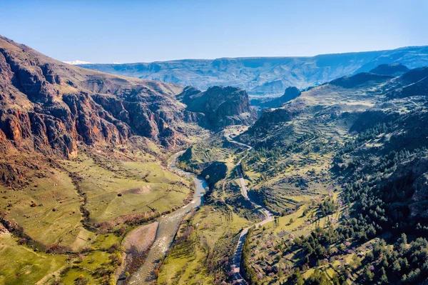 Mountain River and Road, genomen in april 2019 \ r\n ' genomen in HDR — Stockfoto