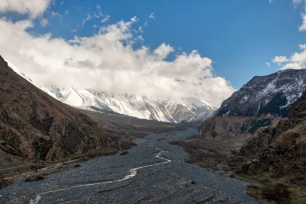 Lecho de río seco en las montañas del Cáucaso, Georgia Septentrional, tomado i — Foto de Stock