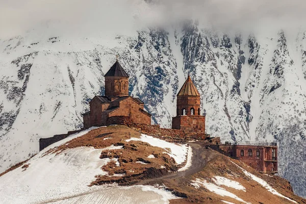 Gergeti Trinity Church in Northern Georgia, taken in April 2019\ — Fotografia de Stock