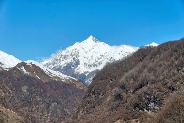 Mount Kazbek från sträckan, tagen i april 2019 \ r\n ' taken i — Stockfoto