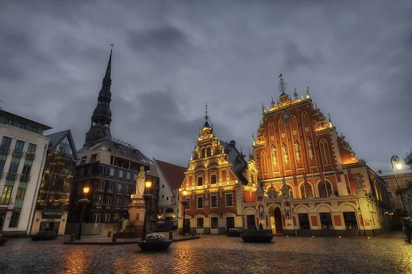 Nascer do sol sobre o centro de Riga, Letónia, tomado em maio 2019 — Fotografia de Stock