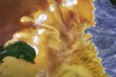 Romanya 'nın Geamana köyü madencilikten gelen atık suyla doldu