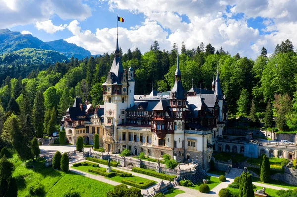 Peles Castle in het centrum van Roemenië, ingenomen in mei 2019 — Stockfoto