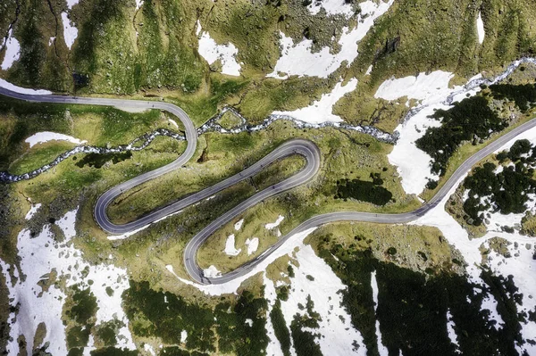 Transfagarasan con la última nieve del invierno, Rumania, tomada — Foto de Stock