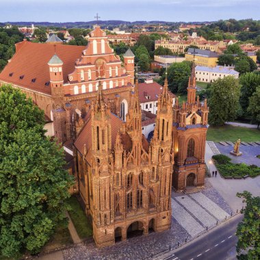 Mayıs 2019 'da Litvanya' nın merkezindeki Vilnius üzerinde gün batımı