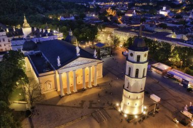 Mayıs 2019 'da Litvanya' nın merkezindeki Vilnius üzerinde gün batımı