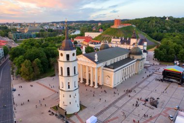 Mayıs 2019 'da Litvanya' nın merkezindeki Vilnius üzerinde gün batımı