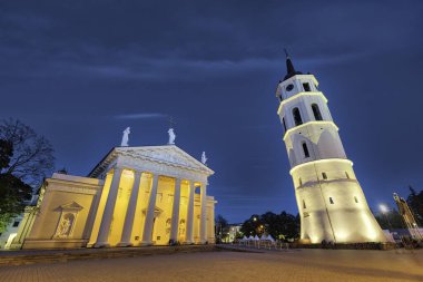 Mayıs 2019 'da Litvanya' nın merkezindeki Vilnius üzerinde gün batımı