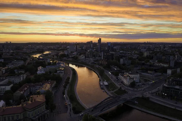 Sonnenuntergang über Zentralvilnius, Litauen, aufgenommen im Mai 2019 — Stockfoto