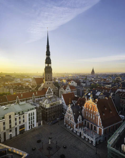Nascer do sol sobre o centro de Riga, Letónia, tomado em maio 2019 — Fotografia de Stock