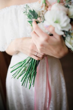 Gelinin elinde düğün buketi