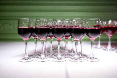 alkollü içki ile gözlük