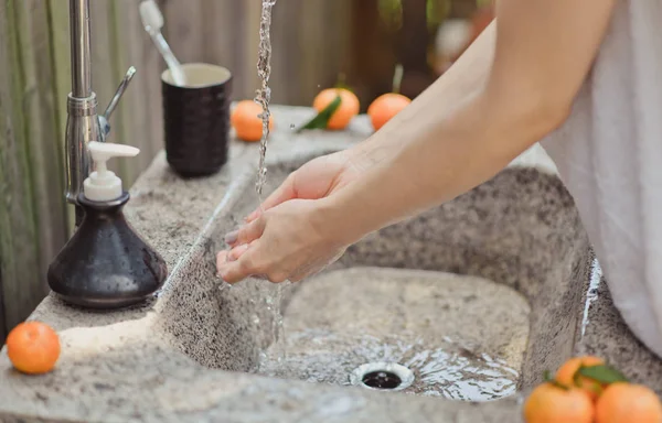 Femme se lavant le visage avec de l'eau. salle de bain extérieure — Photo