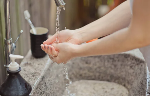 Femme se lavant le visage avec de l'eau. salle de bain extérieure — Photo