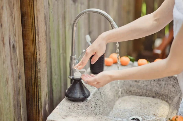 Femme se lavant le visage avec de l'eau. salle de bain extérieure — Photo