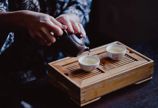 Китайська чайна церемонія. Фото в кімнаті Китайська чайна церемонія — стокове фото
