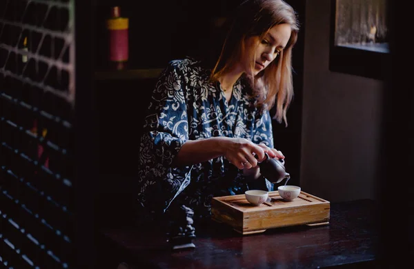 Молоді жінки роблять і п'ють китайський чай — стокове фото