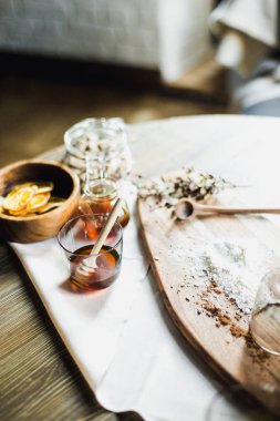 Natürmort, mutfak masa, ahşap masa, vazo, tatlım