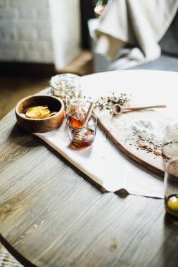 Natürmort, mutfak masa, ahşap masa, vazo, tatlım