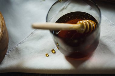 Yemek. Genç çift ballı kurabiye yapma