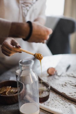 Yemek. Genç çift ballı kurabiye yapma