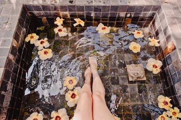 在热带绿地周围享受户外浴池, 放松身心。水疗、有机和护肤理念. — 图库照片