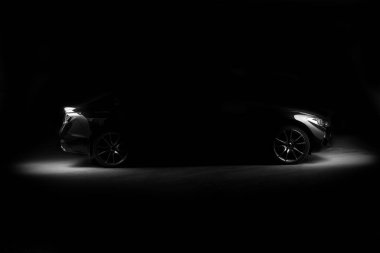 siluet siyah spor araba farlar siyah arka plan üzerine